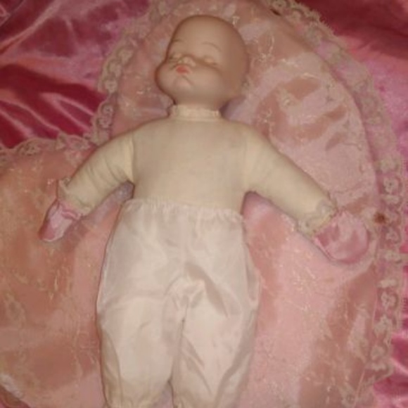 Sleeping Ceramic Baby Doll Dolly In Pink Gown Booties And Mittens Heart Pillow - Picture 5 of 8